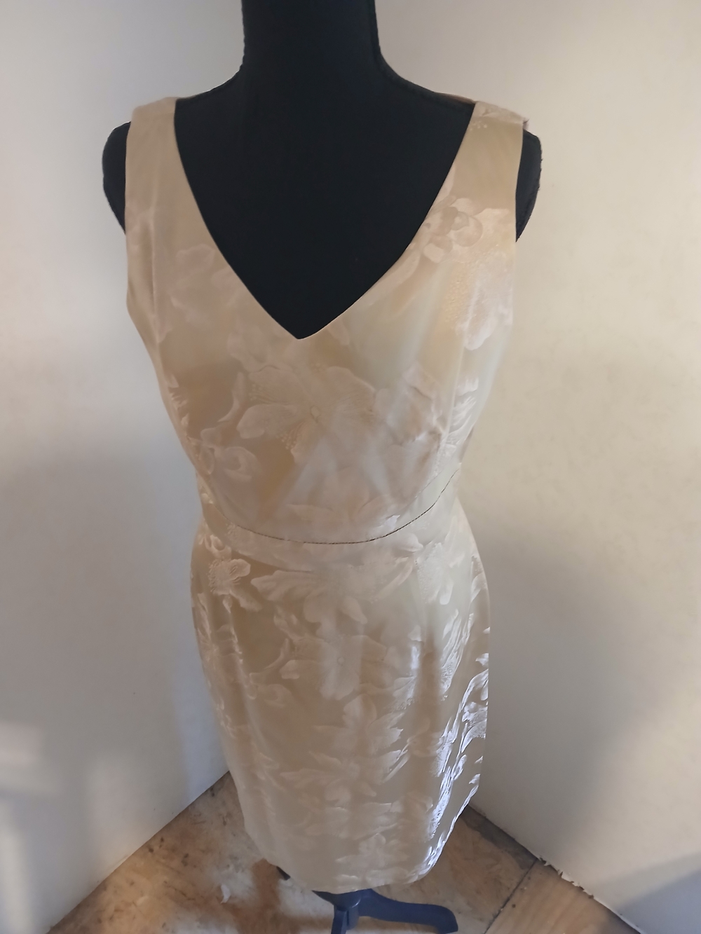 Sleeveless V-Neck Midi Dress in Cream Floral Jacquard